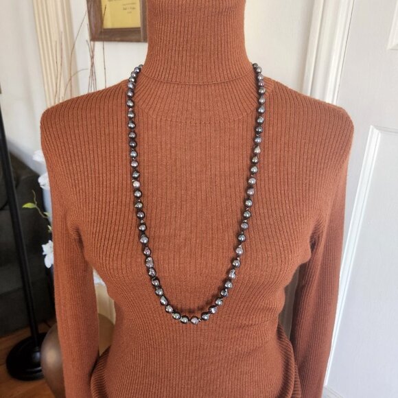 Black Peacock Pearls Hand Knotted with a Gold Clasp 35” - Picture 2 of 7